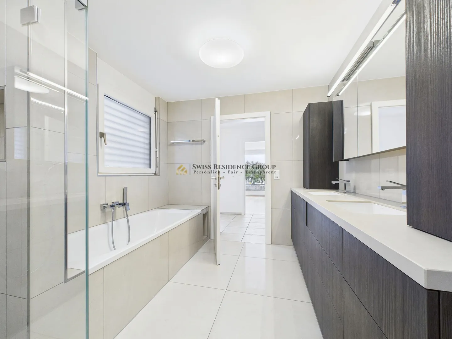 Living with a View: Dreamy 6.5-Room Terrace Apartment with Lake View in Wollerau - Photo 6 of 18