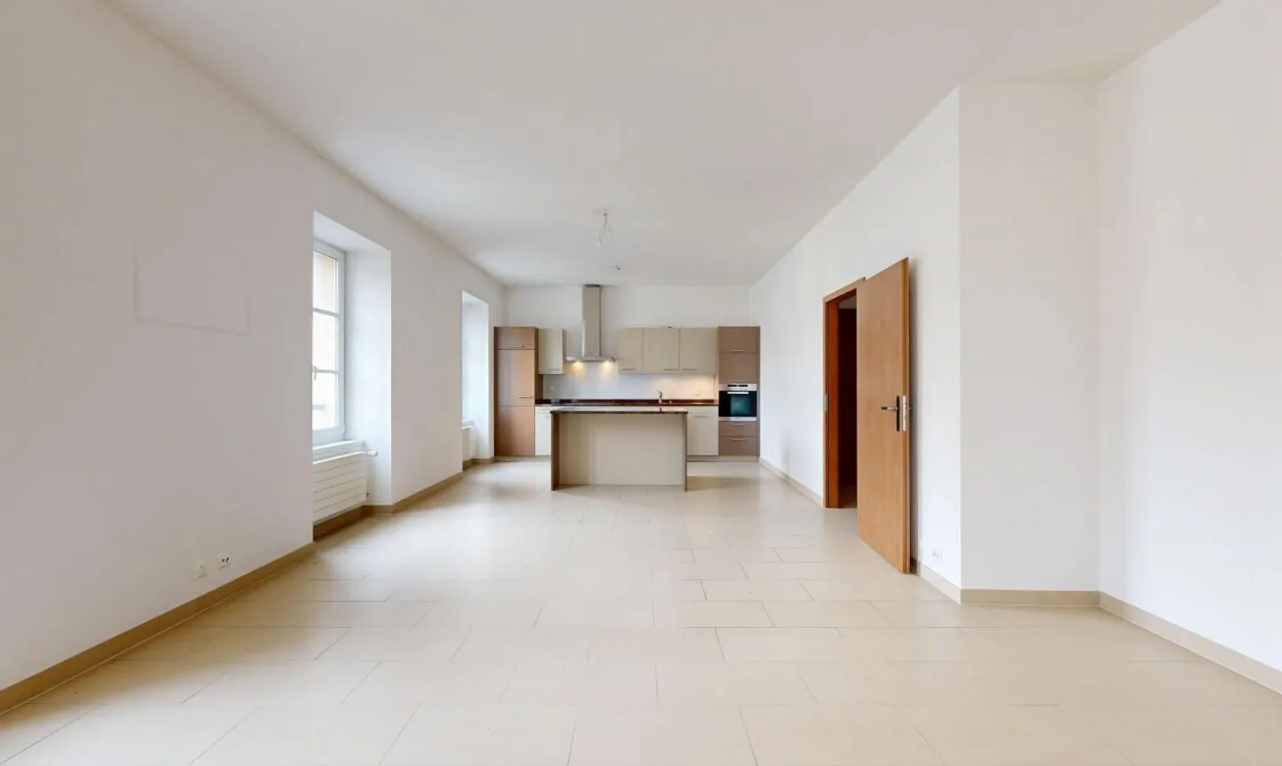 Magnifique 5.5p aux grands volumes à 2 pas du lac et du centre ville! - Photo 3 sur 11