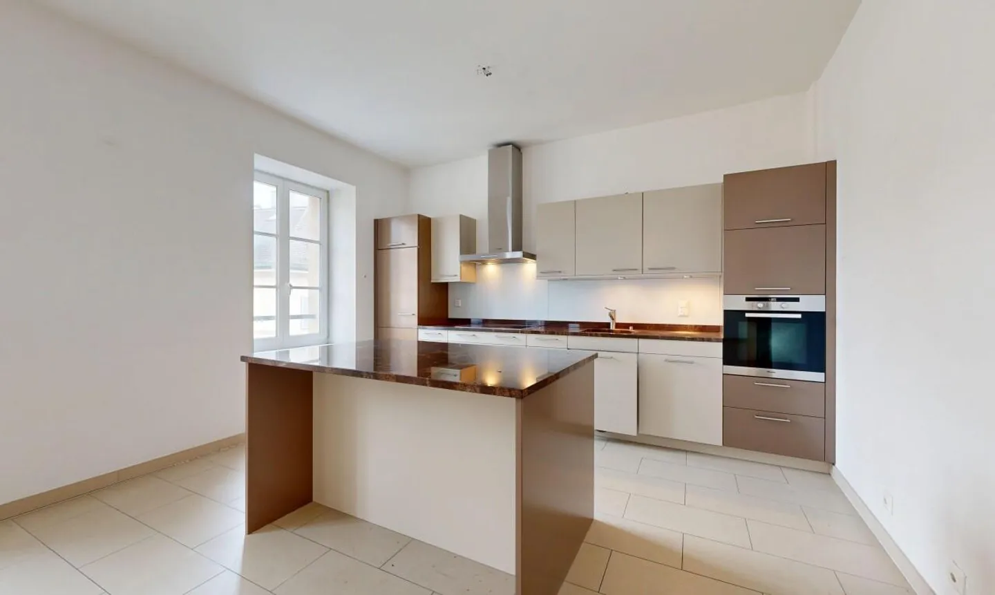 Magnifique 5.5p aux grands volumes à 2 pas du lac et du centre ville! - Photo 4 sur 11