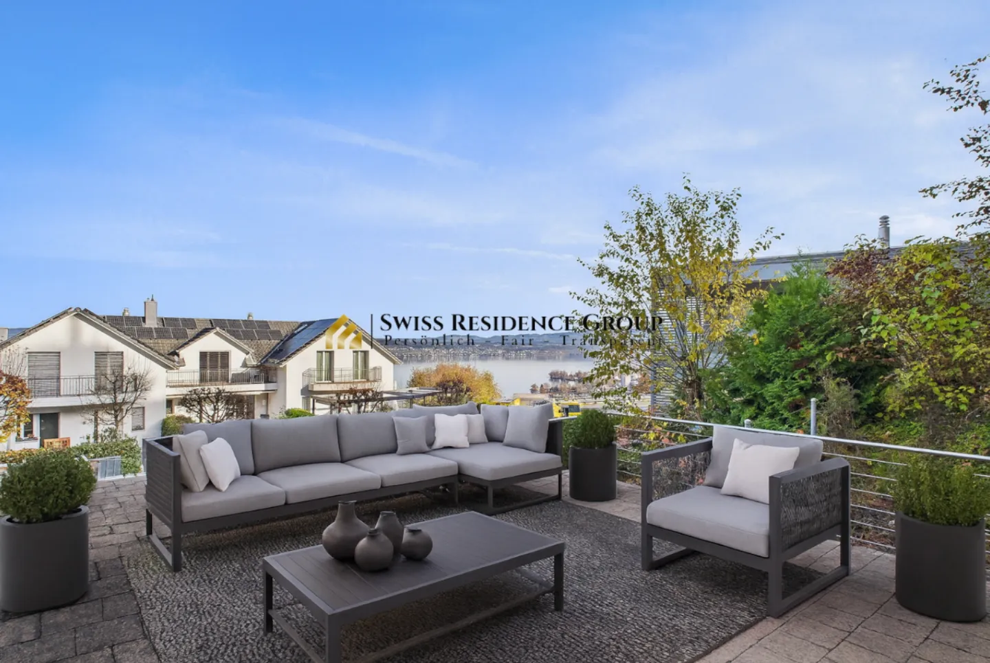 Living with a View: Dreamy 6.5-Room Terrace Apartment with Lake View in Wollerau - Photo 9 of 18