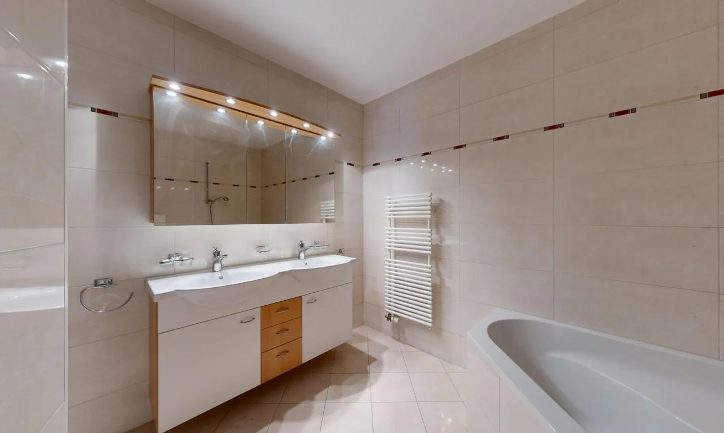 Magnifique 5.5p aux grands volumes à 2 pas du lac et du centre ville! - Photo 10 sur 11