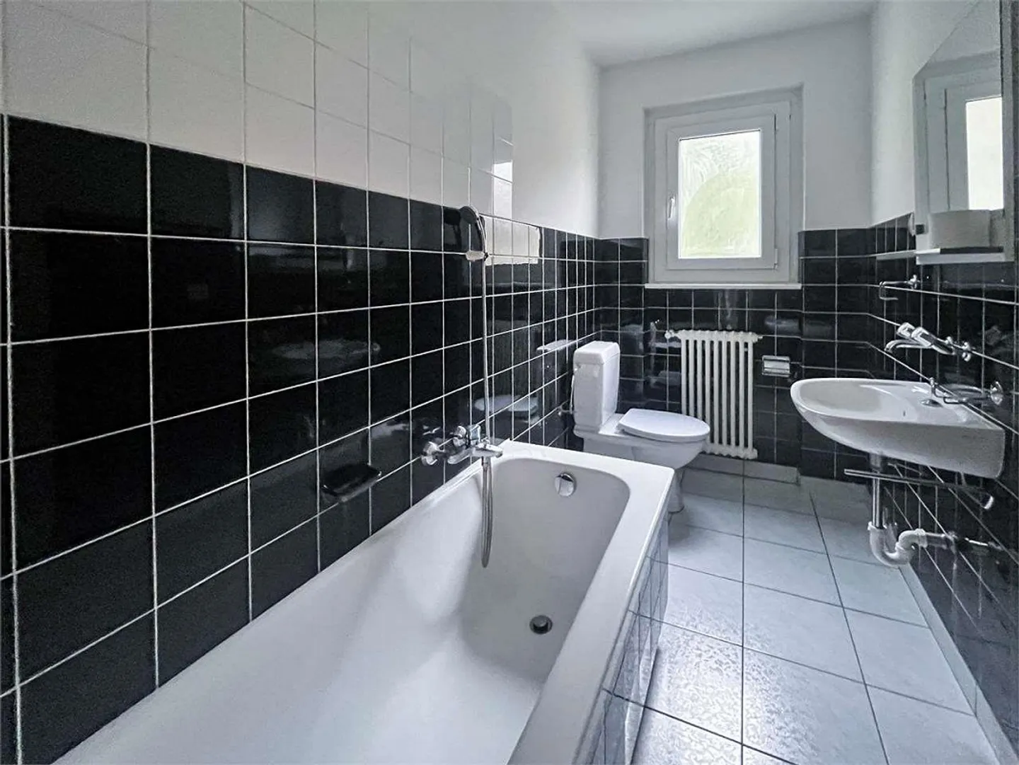 Bodio, good 3.5-room apartment with balcony and open view - Photo 7 of 7
