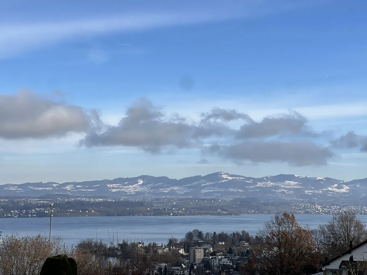 Living with a View: Dreamy 6.5-Room Terrace Apartment with Lake View in Wollerau - Photo 13 of 18