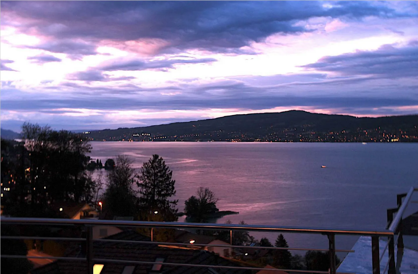 Living with a View: Dreamy 6.5-Room Terrace Apartment with Lake View in Wollerau - Photo 14 of 18