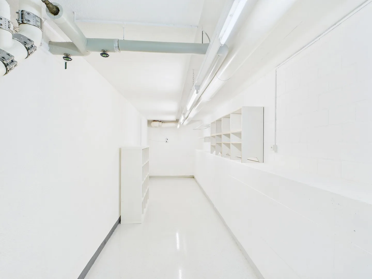 Living with a View: Dreamy 6.5-Room Terrace Apartment with Lake View in Wollerau - Photo 15 of 18