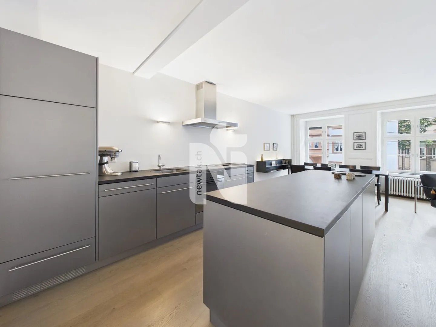 Lichtdurchflutete, möblierte 3.5-Zimmer-Wohnung mit grossem Balkon in zentraler Lage beim Spalentor - Foto 3 von 12