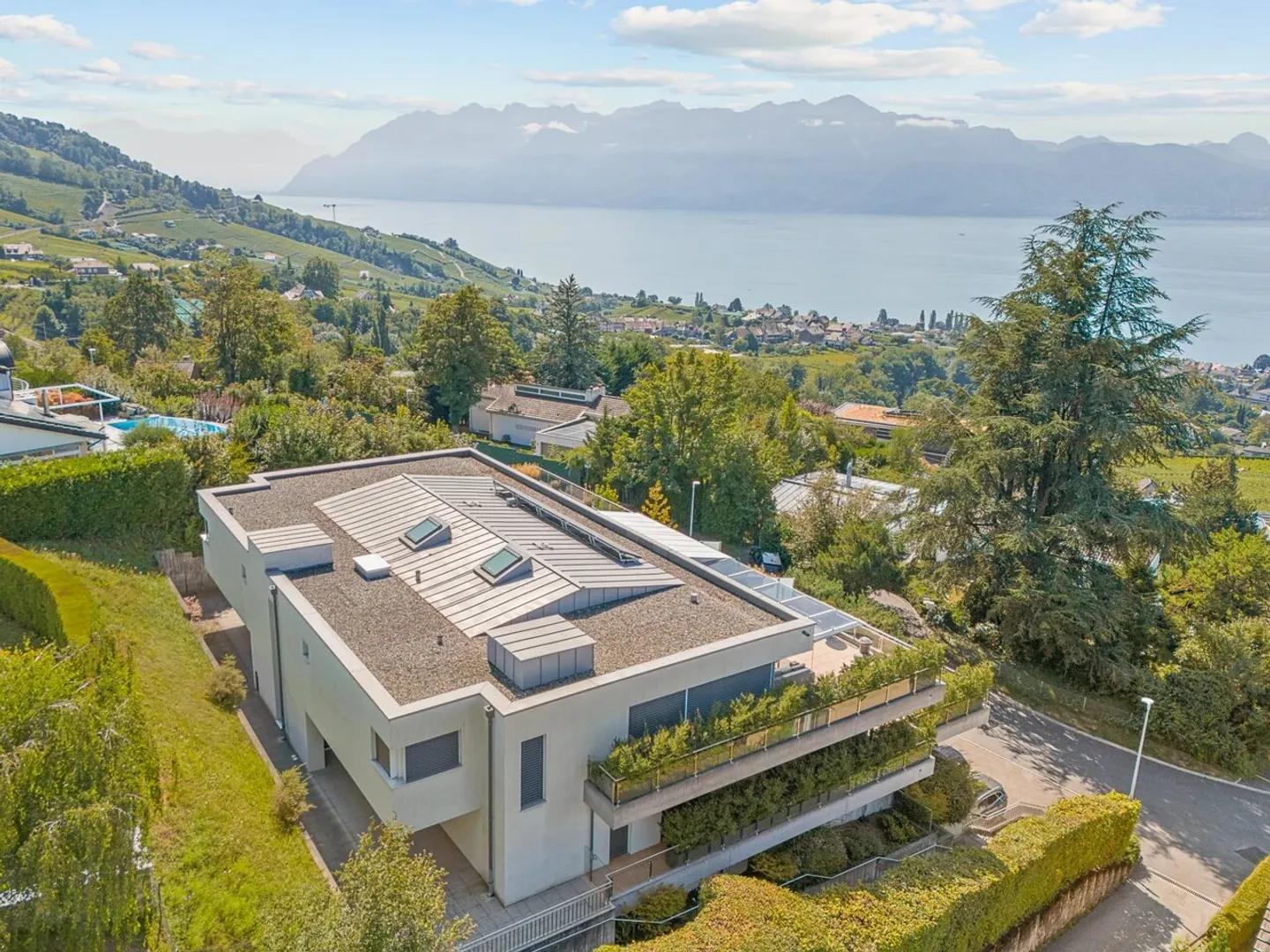 Duplex penthouse with unobstructed view of Lake Geneva - Photo 3 of 9