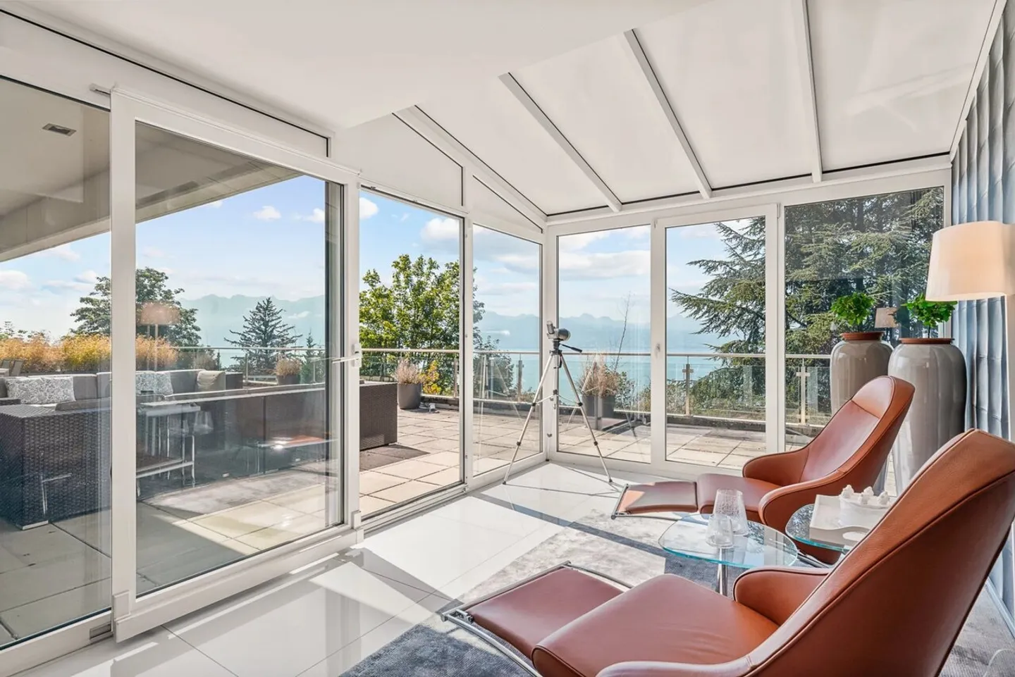 Duplex penthouse with unobstructed view of Lake Geneva - Photo 4 of 9