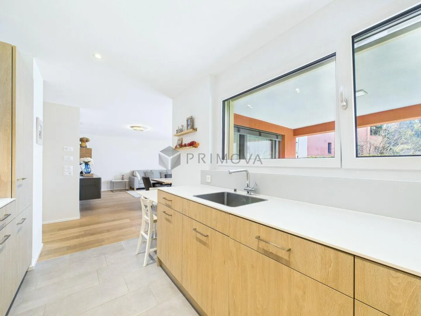 C'est parfait, comme neuf et offre tout ce dont vous avez besoin. Jardin, connexion aux transports en commun juste devant votre porte et un plan d'étage optimal. - Photo 4 sur 13