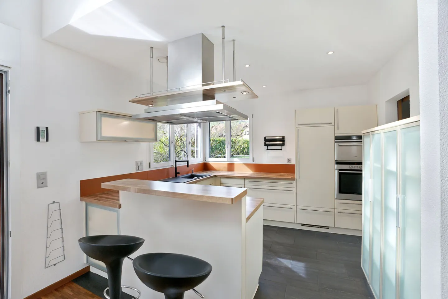 «5.5 Zimmer-Einfamilienhaus mit 1 Zimmer-Studio an Top Lage im Grünen» - Foto 4 von 13