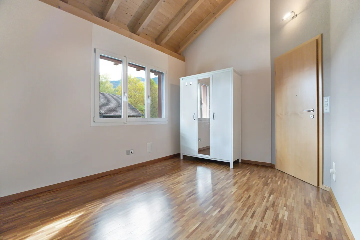 «5.5 Zimmer-Einfamilienhaus mit 1 Zimmer-Studio an Top Lage im Grünen» - Foto 6 von 13