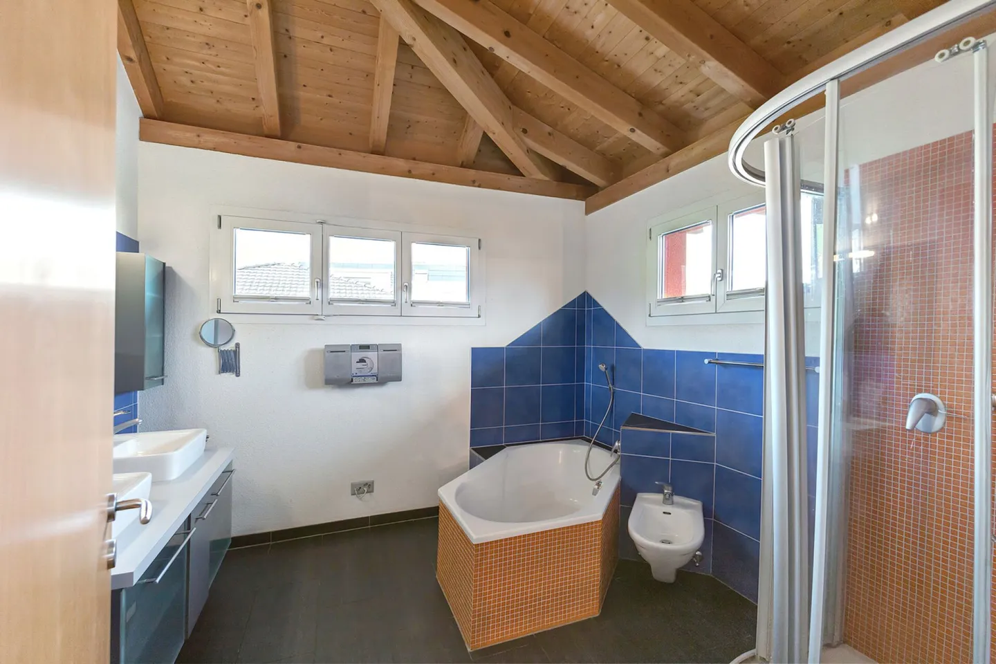 «5.5 Zimmer-Einfamilienhaus mit 1 Zimmer-Studio an Top Lage im Grünen» - Foto 9 von 13