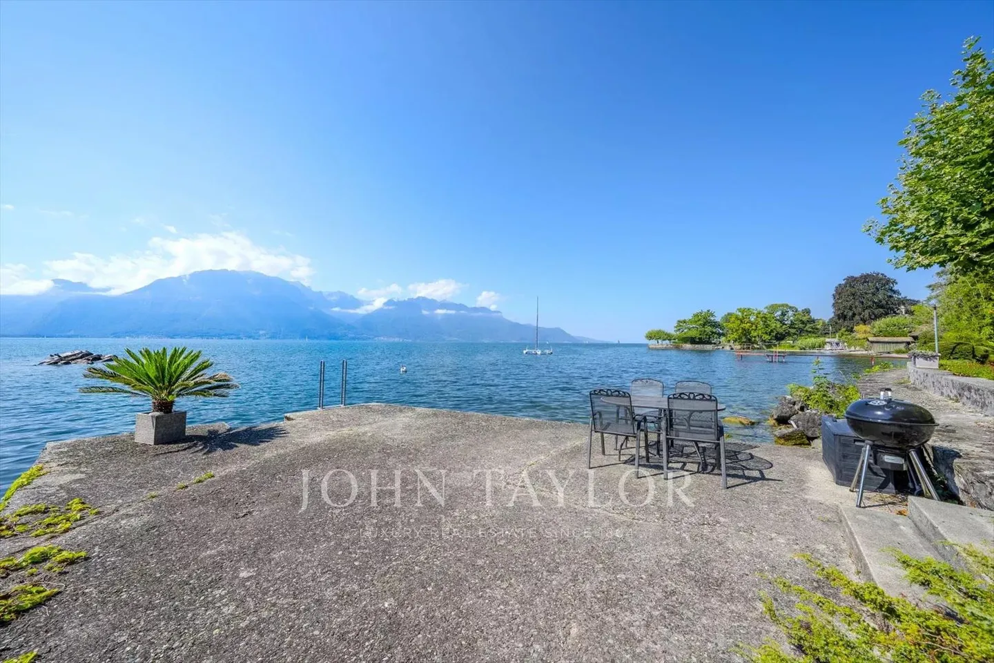 Exceptional duplex with 6.5 rooms directly on the lakeshore with boat slips - Photo 10 of 11