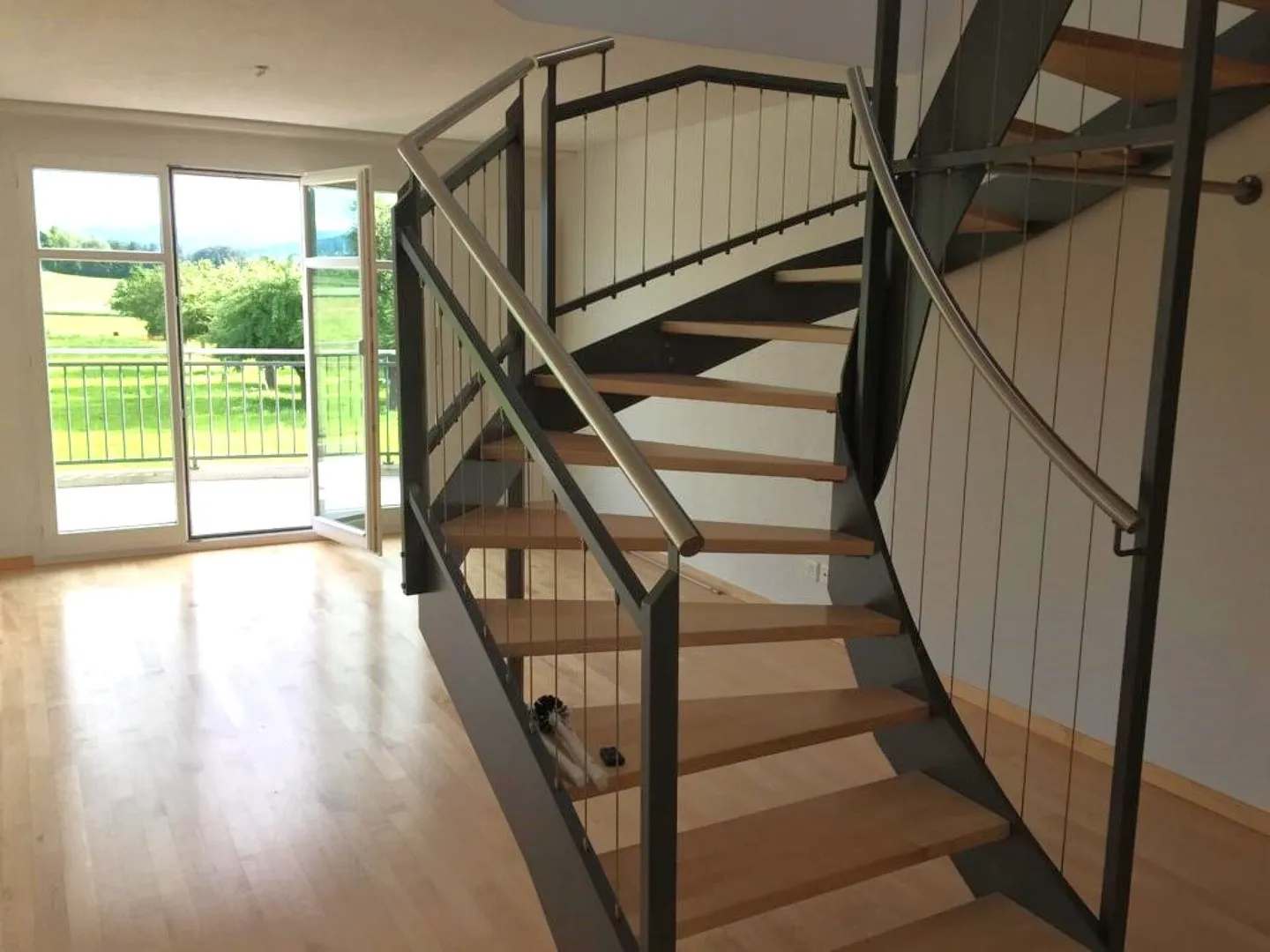 Appartamento duplex attraente di 5,5 stanze con balcone in una proprietà ben tenuta - Foto 2 di 11