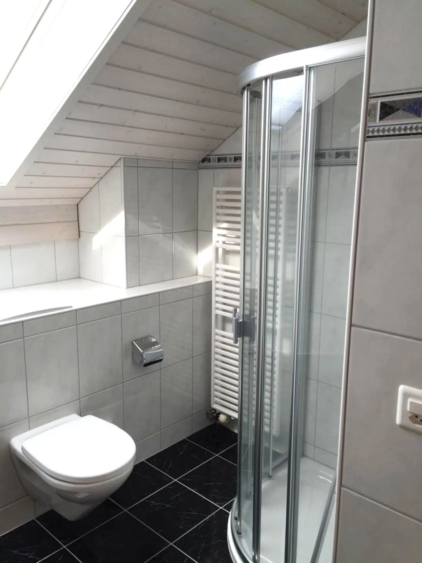 Appartamento duplex attraente di 5,5 stanze con balcone in una proprietà ben tenuta - Foto 4 di 11