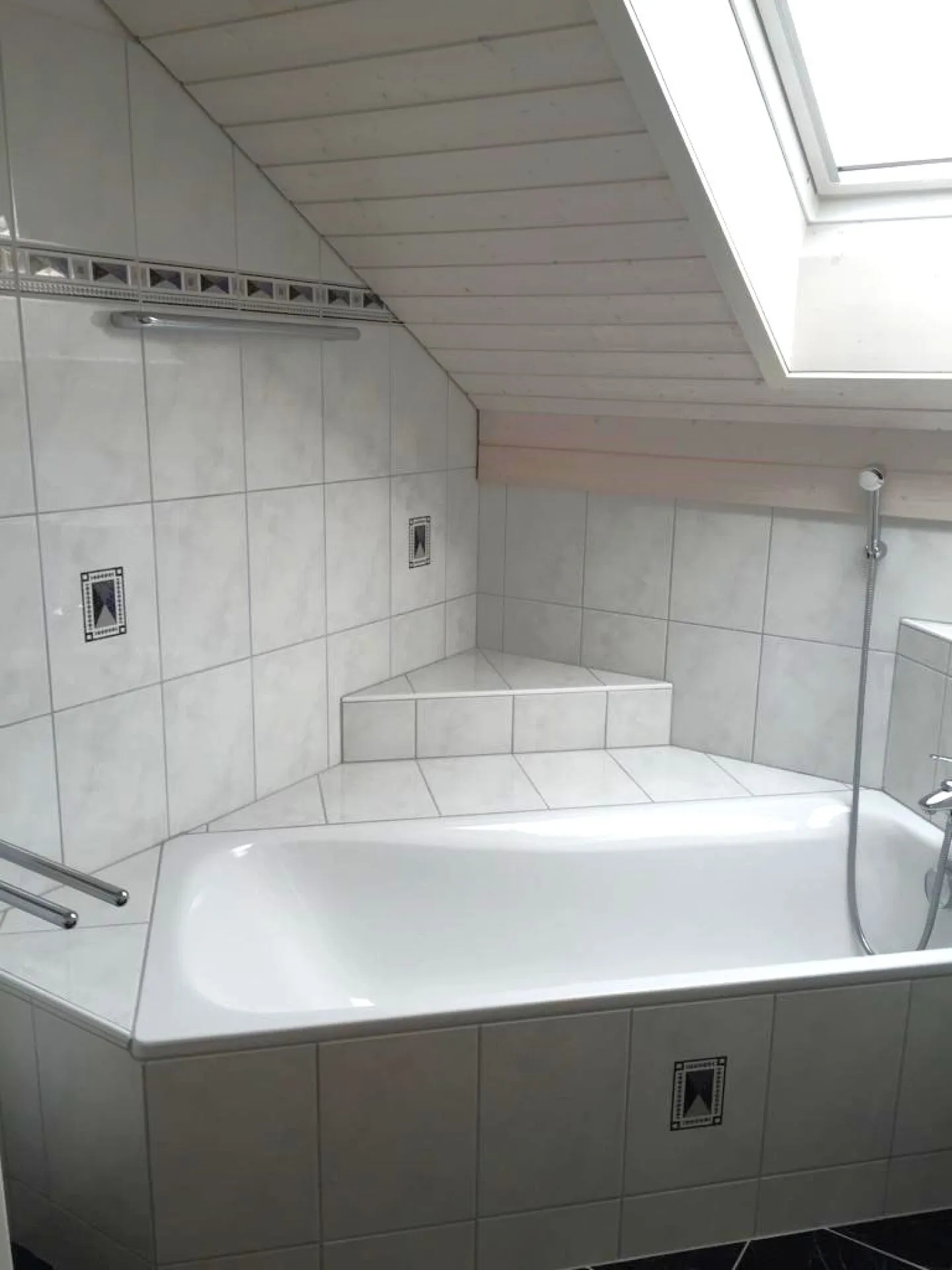 Appartamento duplex attraente di 5,5 stanze con balcone in una proprietà ben tenuta - Foto 6 di 11