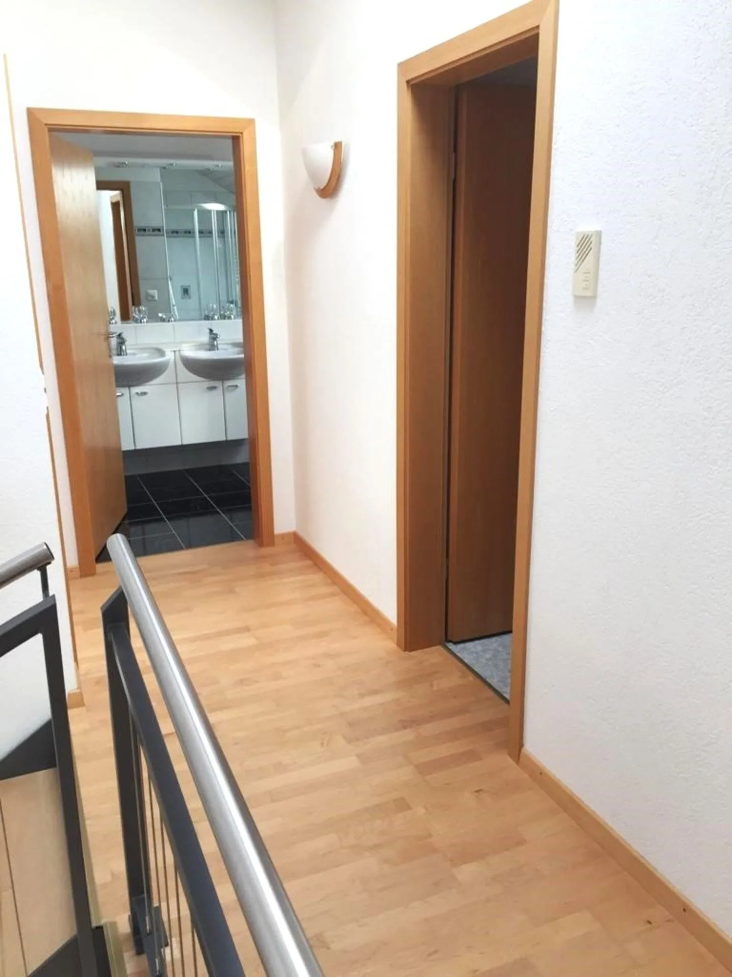 Appartamento duplex attraente di 5,5 stanze con balcone in una proprietà ben tenuta - Foto 10 di 11
