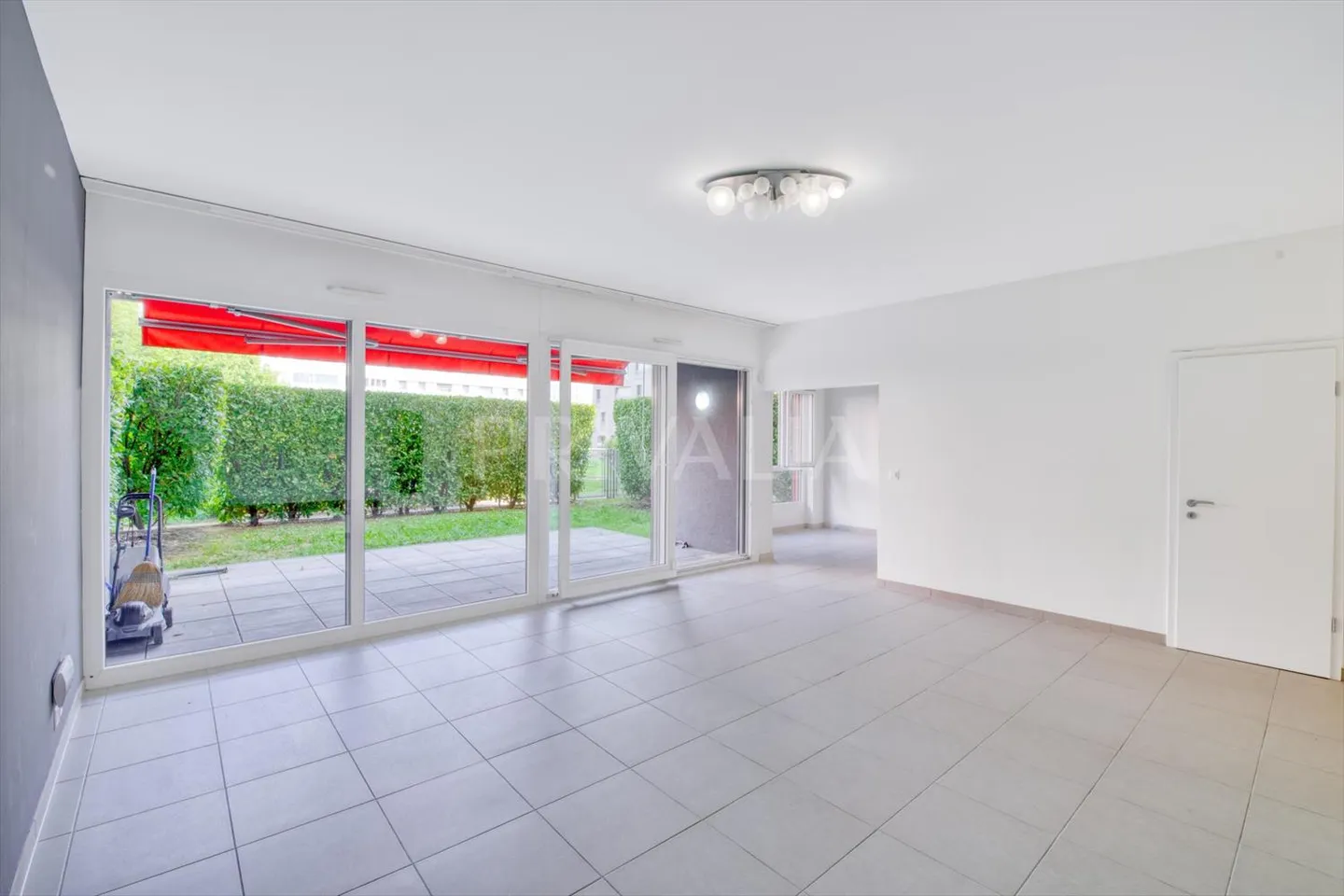 Disponibilità immediata - Appartamento al piano giardino di 4 locali nel centro di Onex - Foto 1 di 9