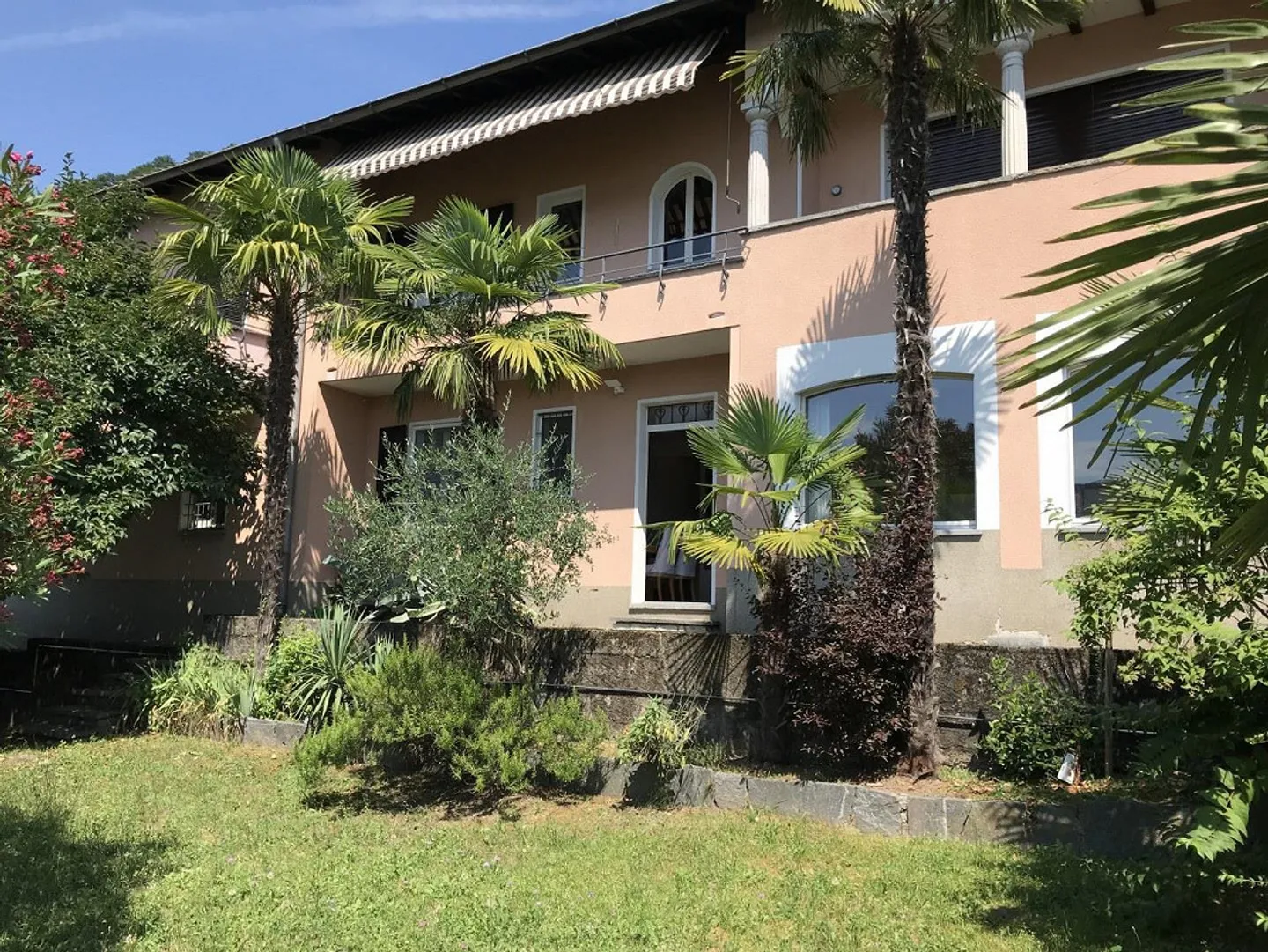 STUPENDO 2.5 LOCALI ARREDATO CON VISTA PANORAMICA SUL LAGO - Foto 1 di 13