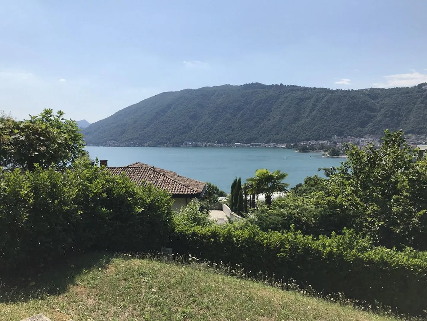 STUPENDO 2.5 LOCALI ARREDATO CON VISTA PANORAMICA SUL LAGO - Foto 2 di 13
