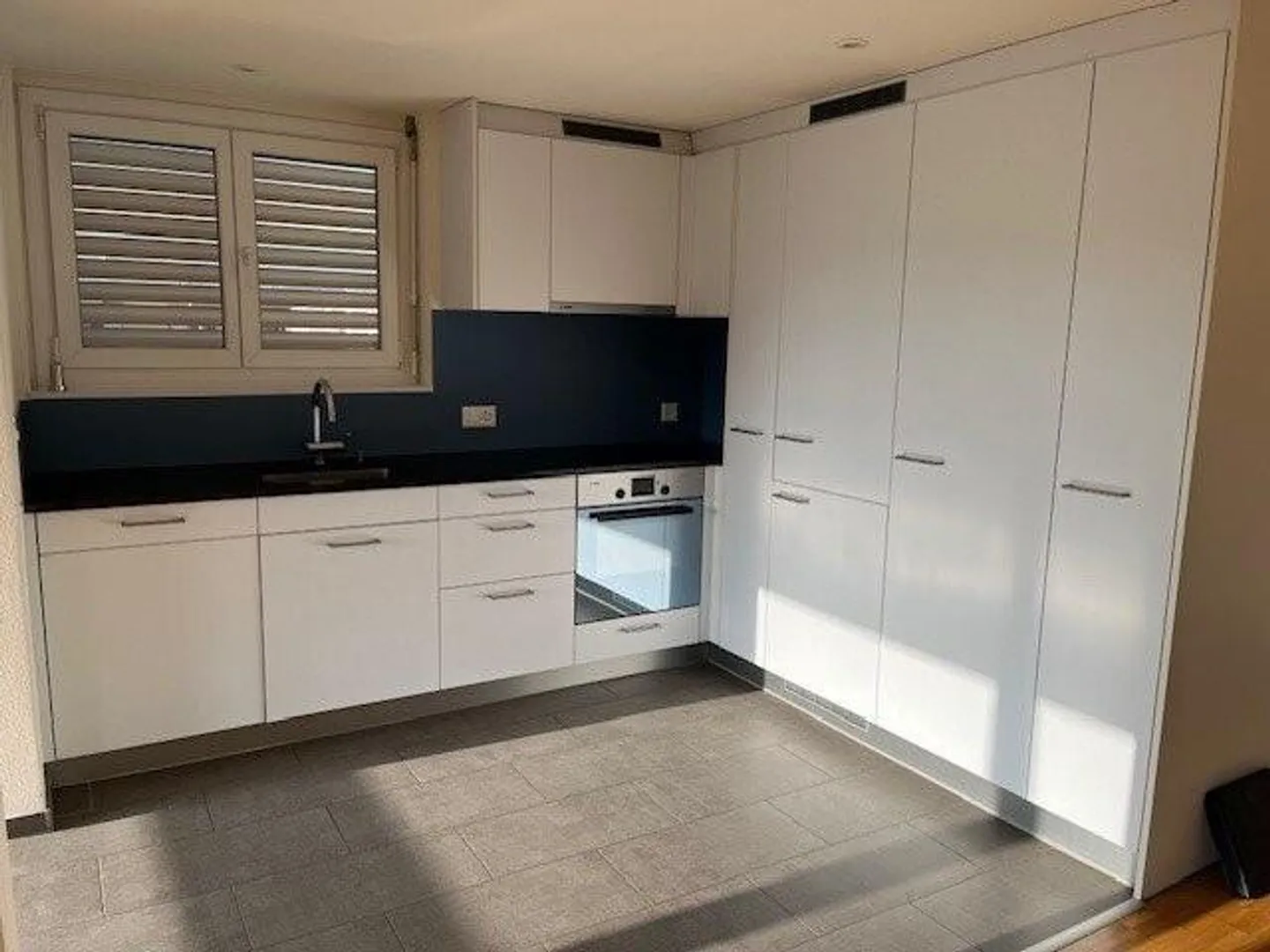 Appartement confortable de 4,5 pièces avec patio au rez-de-chaussée - Photo 4 sur 7