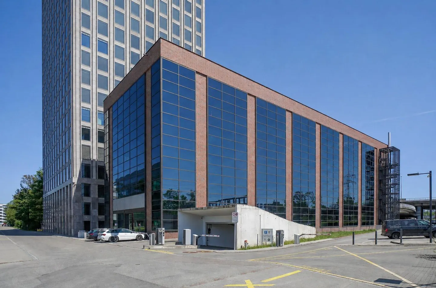 Espaces de bureau et de showroom exclusifs avec ascenseur pour voiture jusqu'à 5 700 m² - Photo 1 sur 10