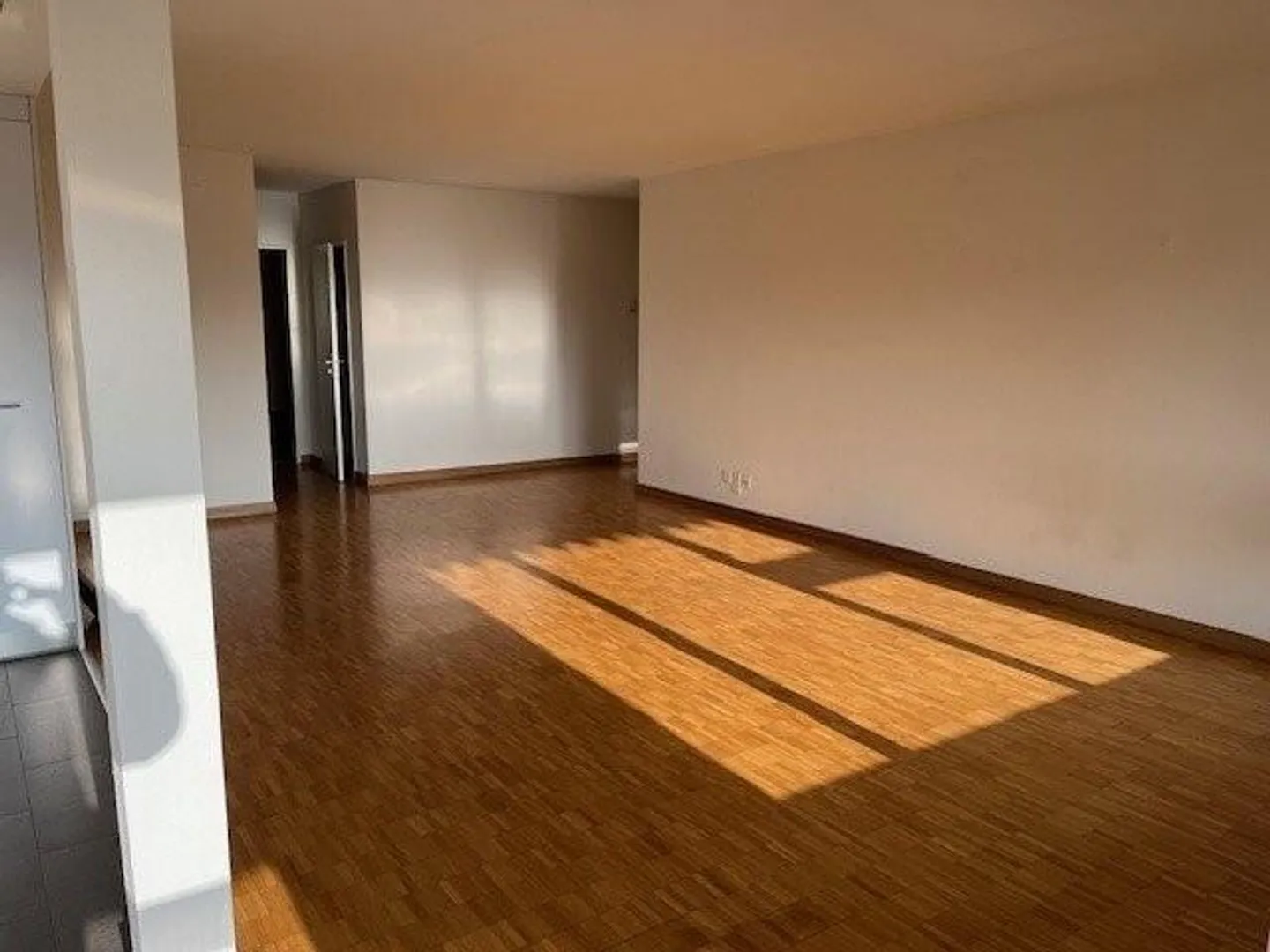 Appartement confortable de 4,5 pièces avec patio au rez-de-chaussée - Photo 3 sur 7