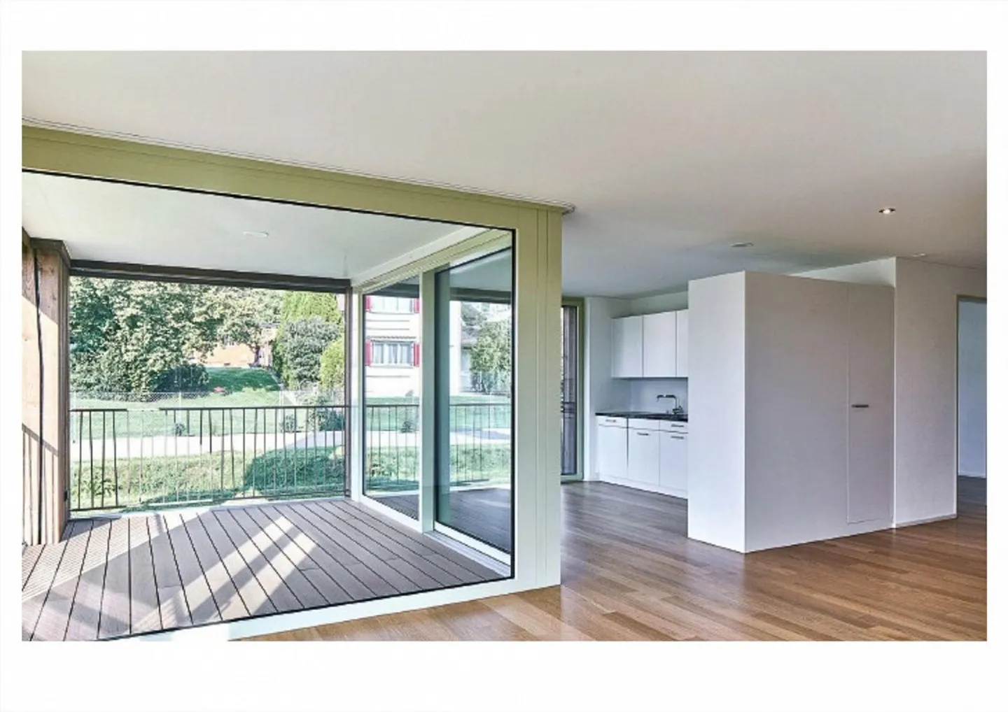 Appartement moderne de 2,5 pièces incluant une place de garage et un grand balcon - Photo 2 sur 12