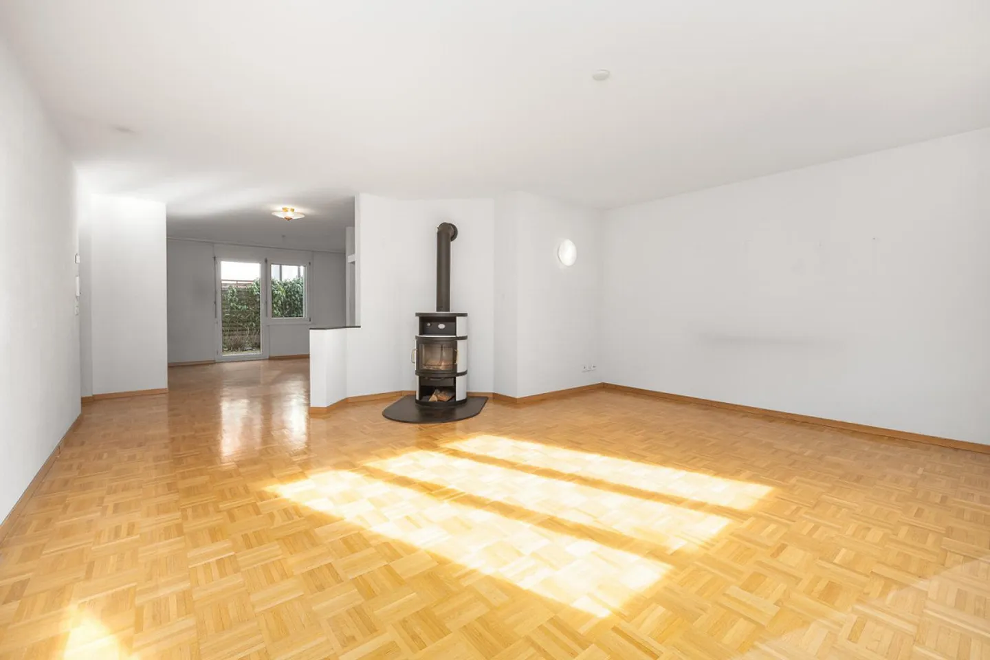 Spacious garden apartment in a quiet location - Photo 2 of 11