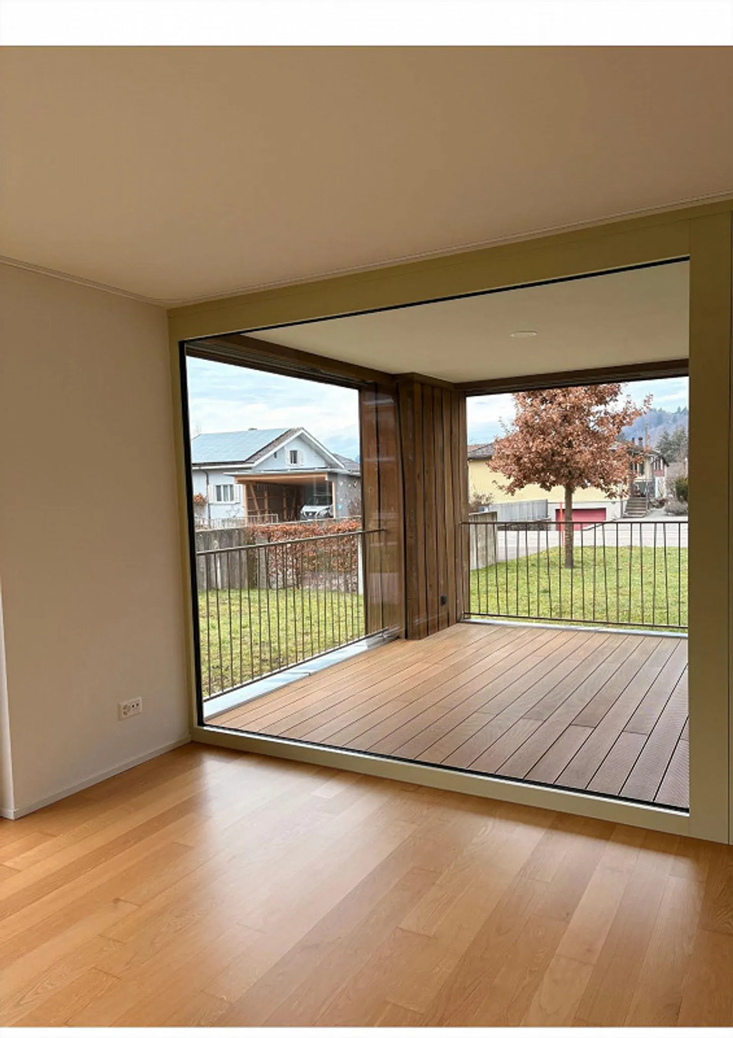 Appartement moderne de 2,5 pièces incluant une place de garage et un grand balcon - Photo 4 sur 12
