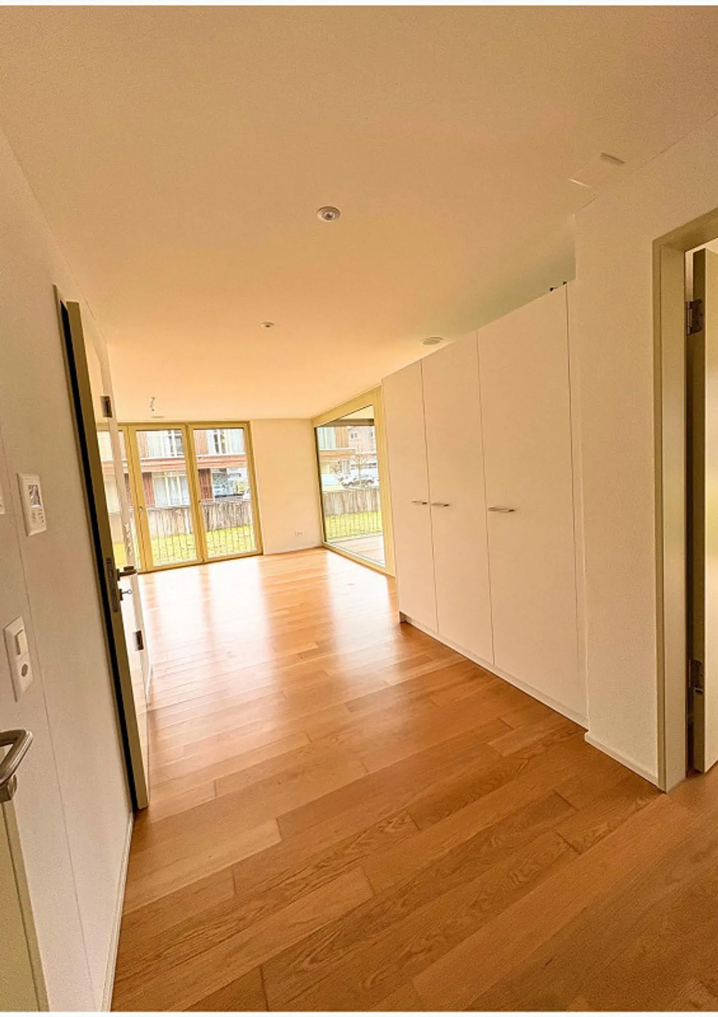 Appartement moderne de 2,5 pièces incluant une place de garage et un grand balcon - Photo 5 sur 12