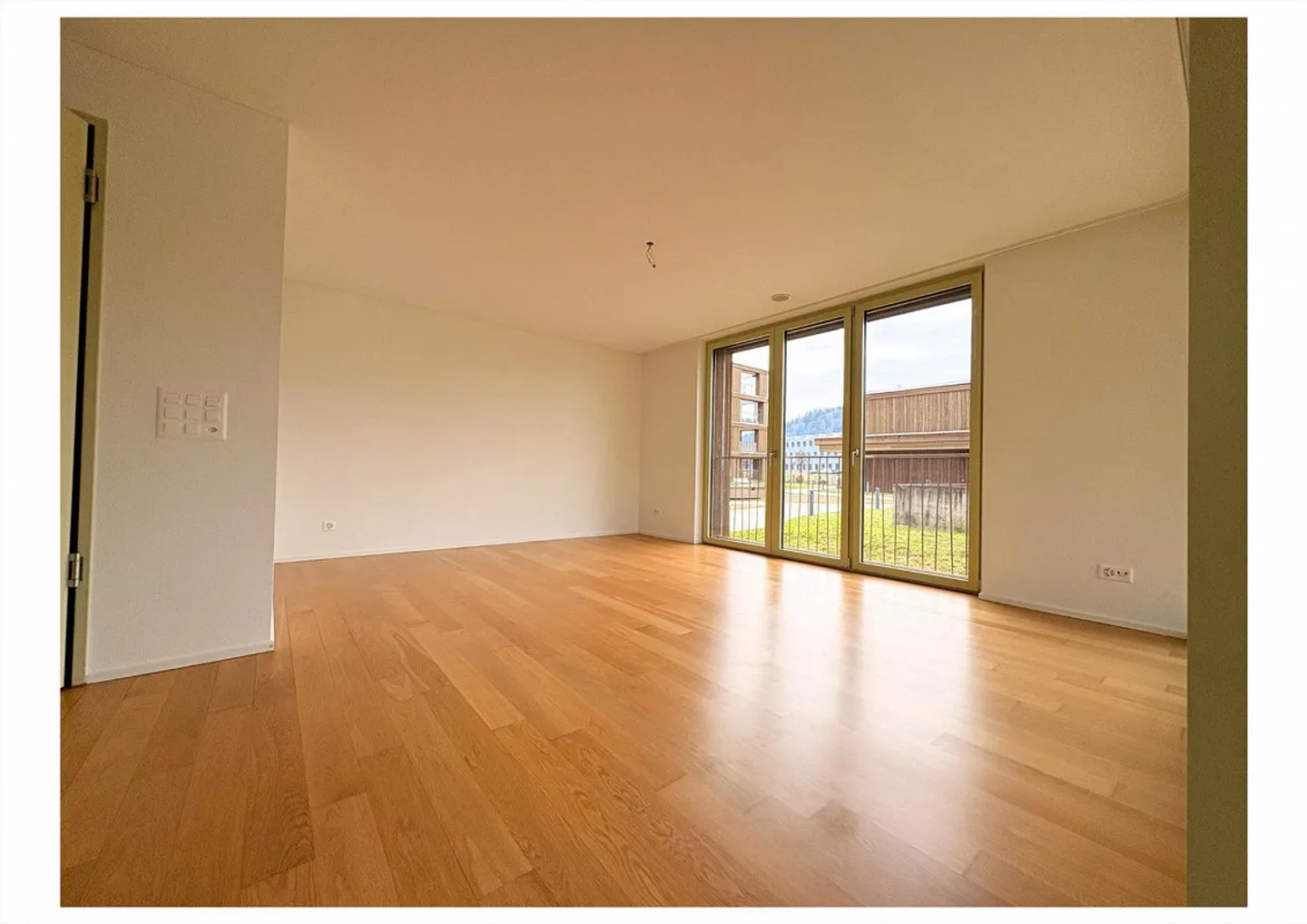 Appartement moderne de 2,5 pièces incluant une place de garage et un grand balcon - Photo 6 sur 12