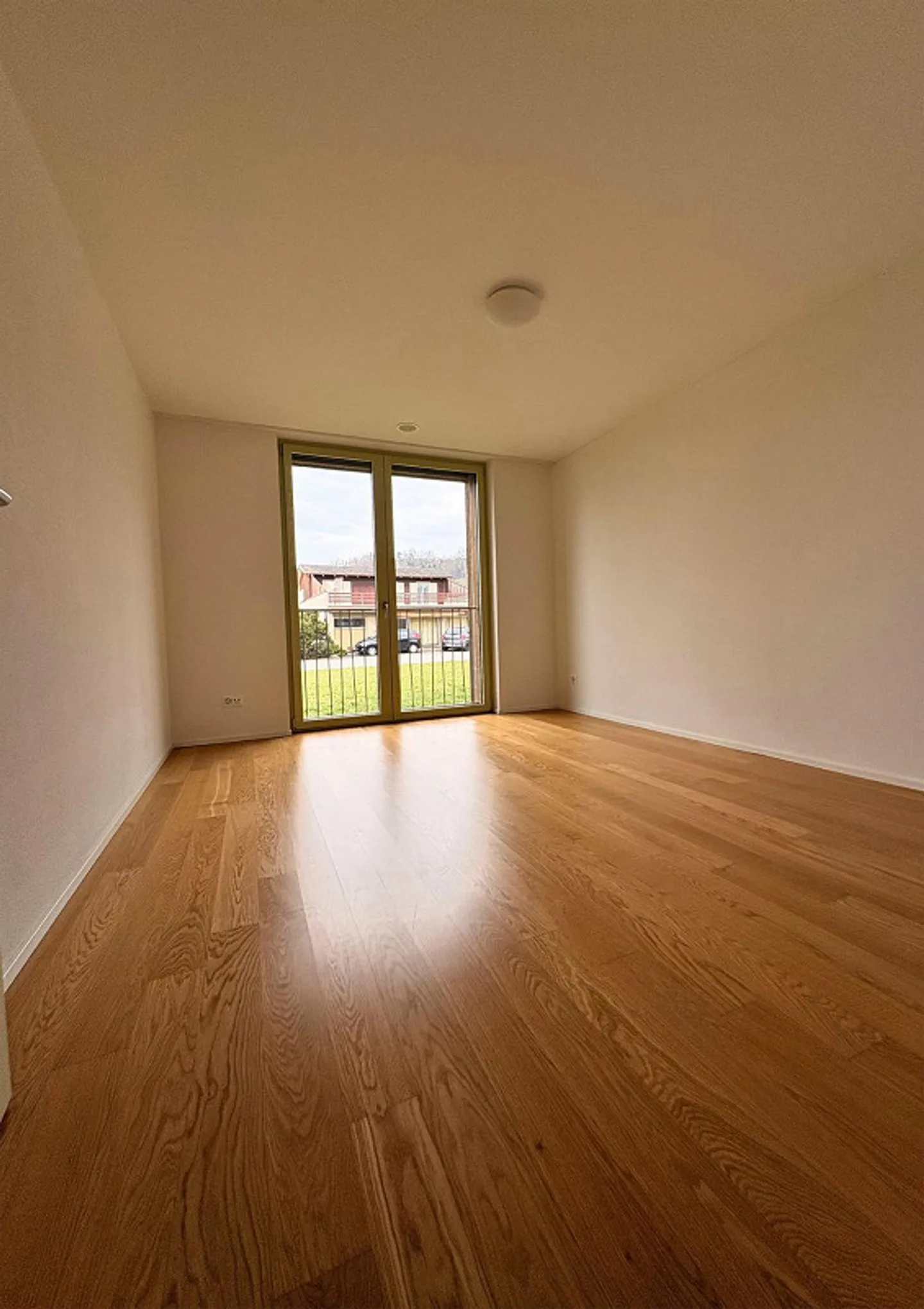 Appartement moderne de 2,5 pièces incluant une place de garage et un grand balcon - Photo 7 sur 12