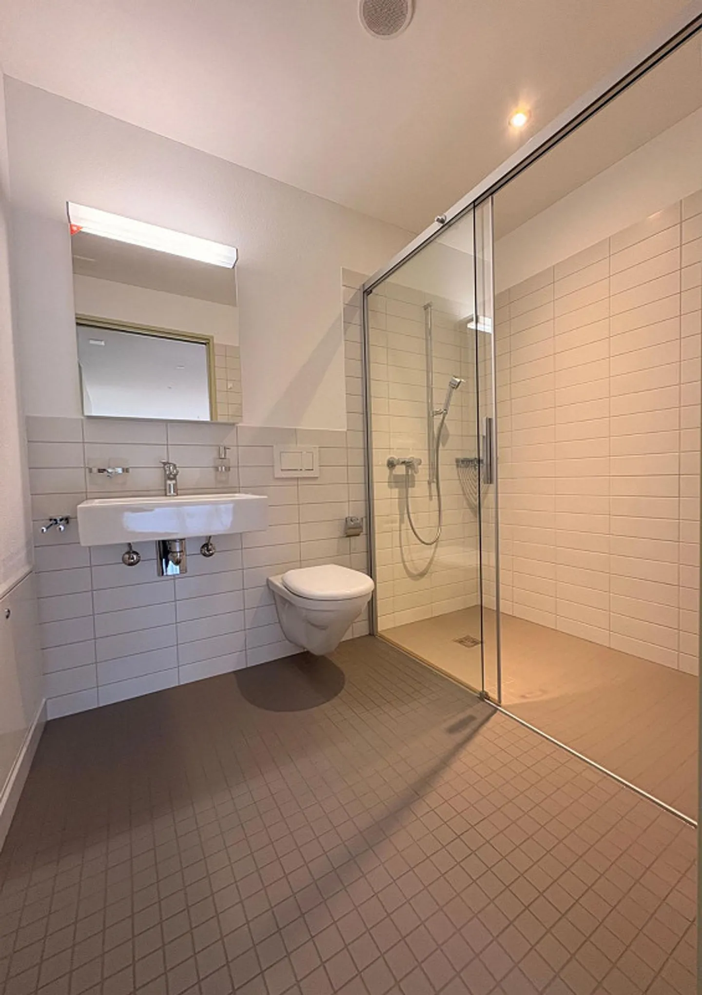 Appartement moderne de 2,5 pièces incluant une place de garage et un grand balcon - Photo 8 sur 12