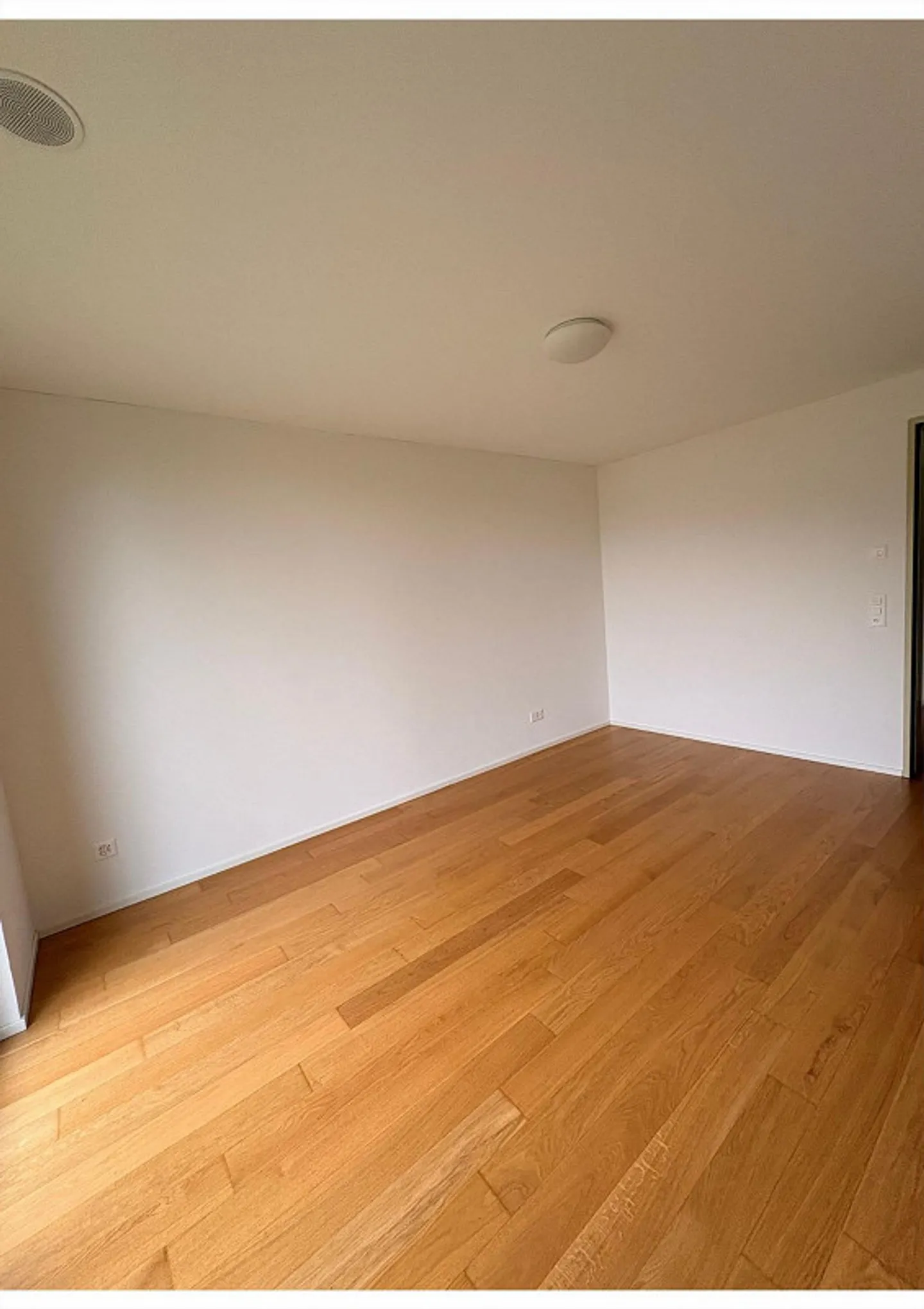 Appartement moderne de 2,5 pièces incluant une place de garage et un grand balcon - Photo 9 sur 12