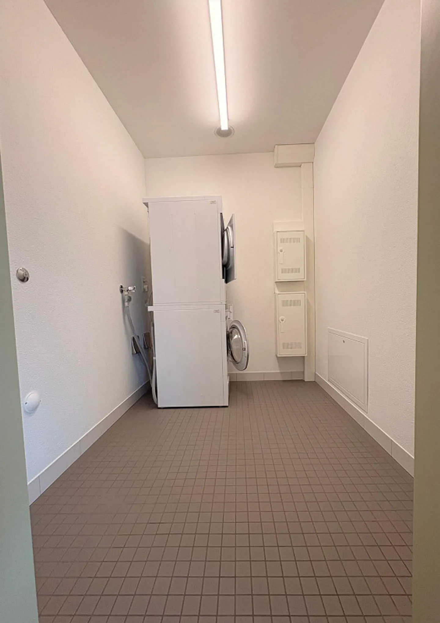 Appartement moderne de 2,5 pièces incluant une place de garage et un grand balcon - Photo 10 sur 12