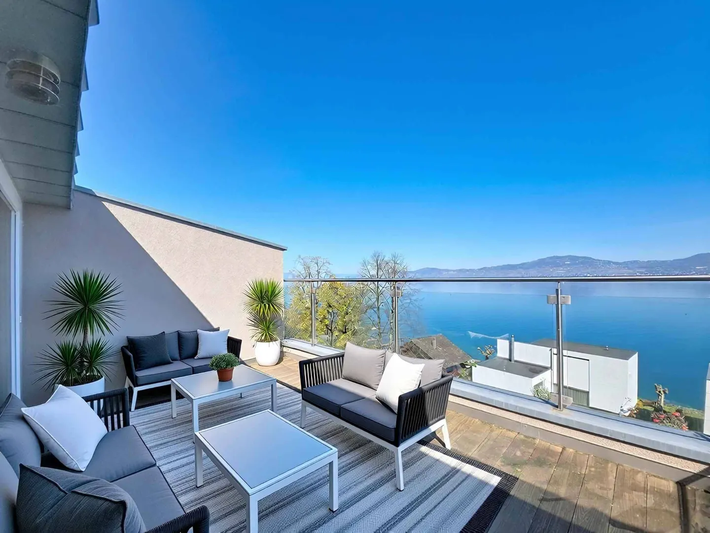 Attico con Vista Lago - Foto 1 di 11