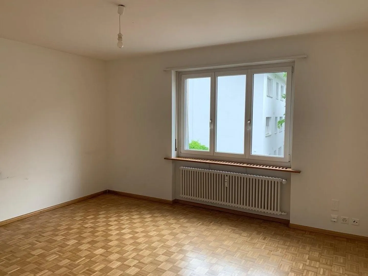 Renovated 2-room apartment in the village center of Riehen - Photo 3 of 5