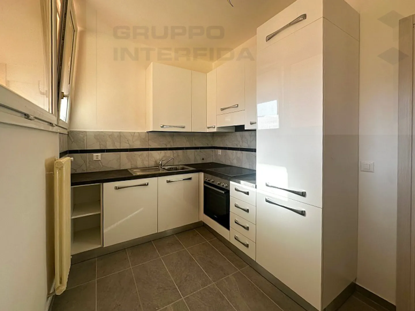 MODERN 2.5 ROOMS RENOVATED - 1st MONTH FREE - Photo 2 of 8