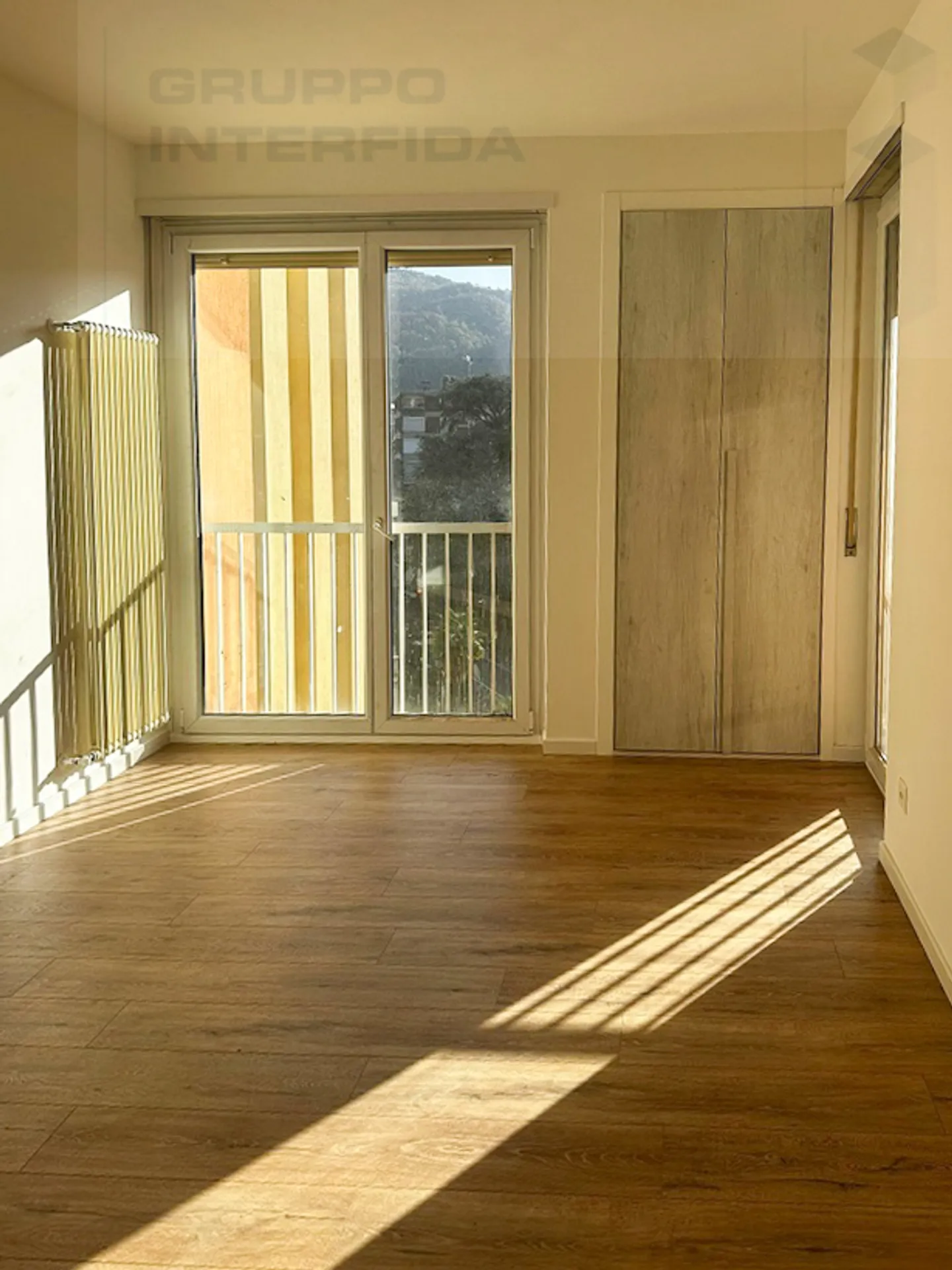 MODERN 2.5 ROOMS RENOVATED - 1st MONTH FREE - Photo 3 of 8