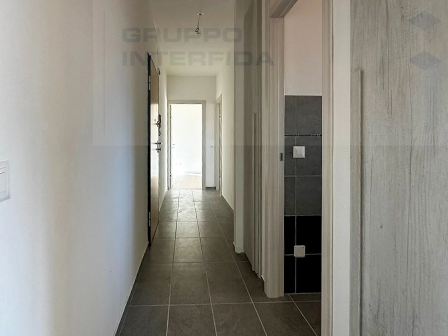 MODERN 2.5 ROOMS RENOVATED - 1st MONTH FREE - Photo 7 of 8