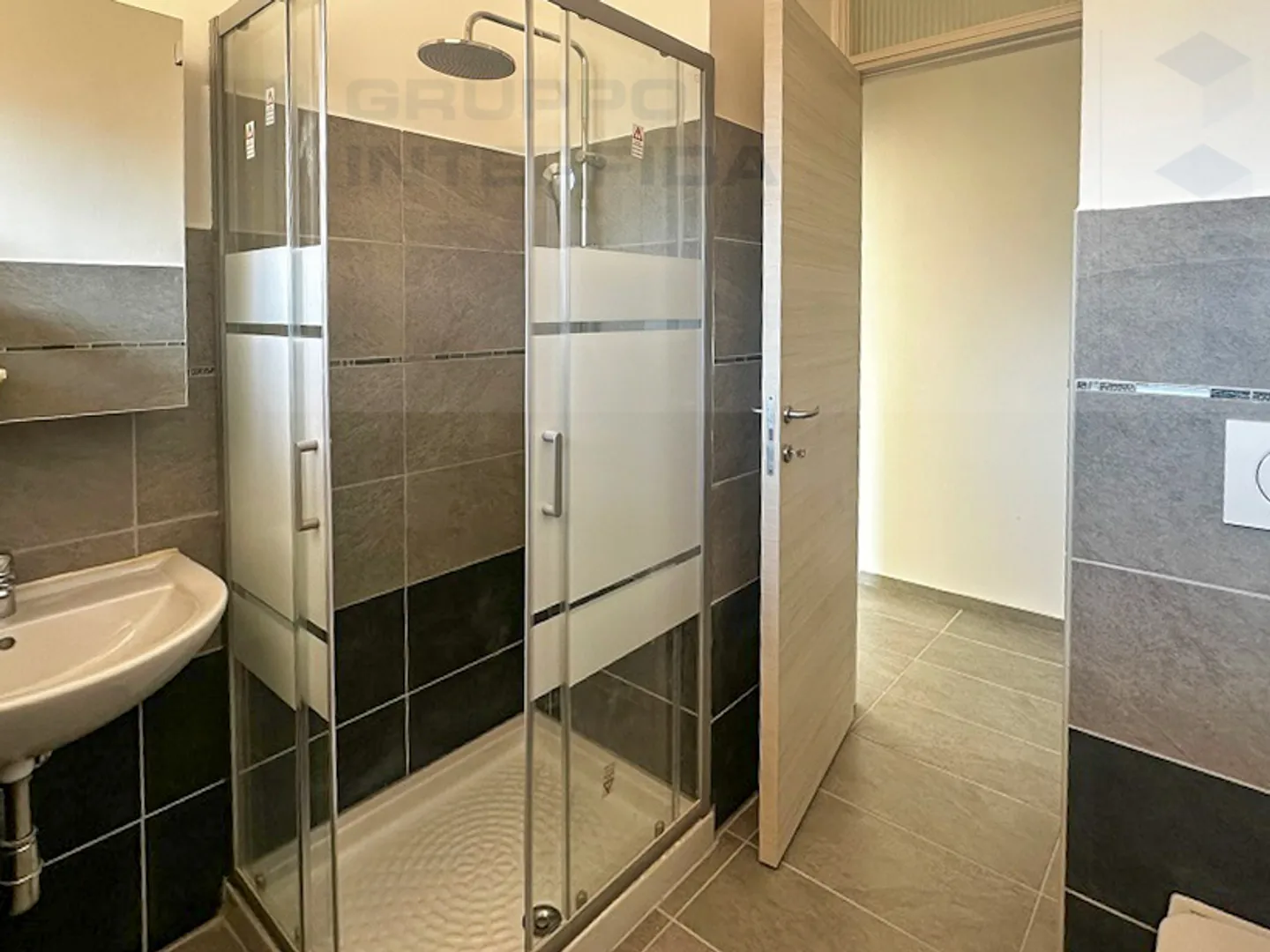 MODERN 2.5 ROOMS RENOVATED - 1st MONTH FREE - Photo 5 of 8