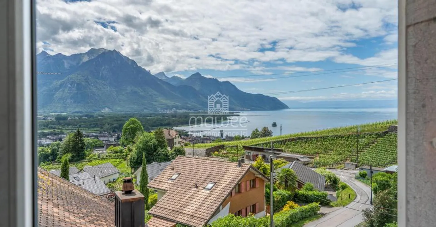 Charming House with Lake View - Photo 5 of 12