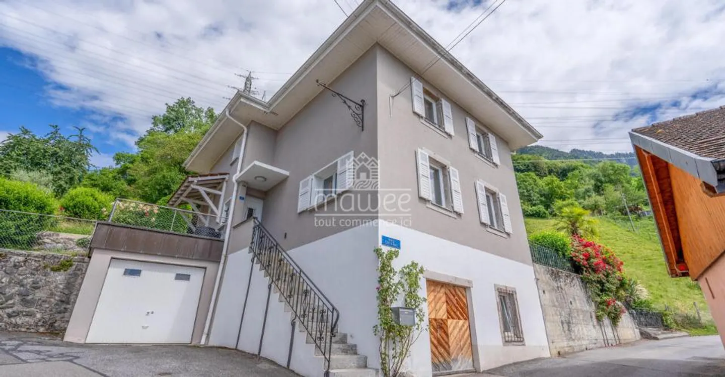 Charming House with Lake View - Photo 2 of 12