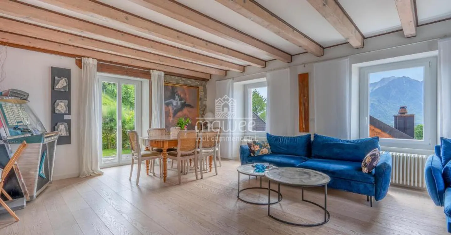 Charming House with Lake View - Photo 4 of 12