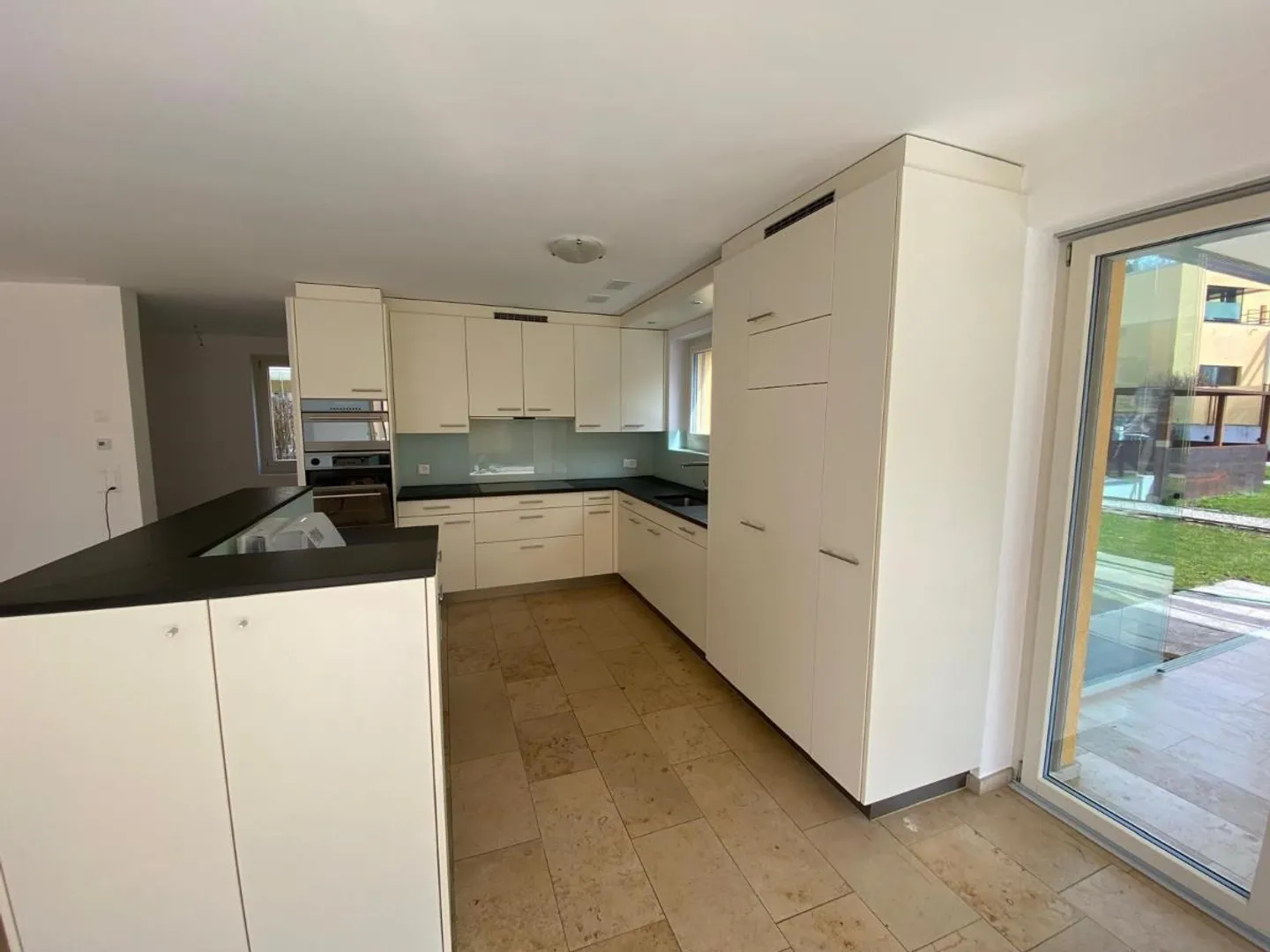 Geräumiges Einfamilienhaus mit Garten - Foto 3 von 10