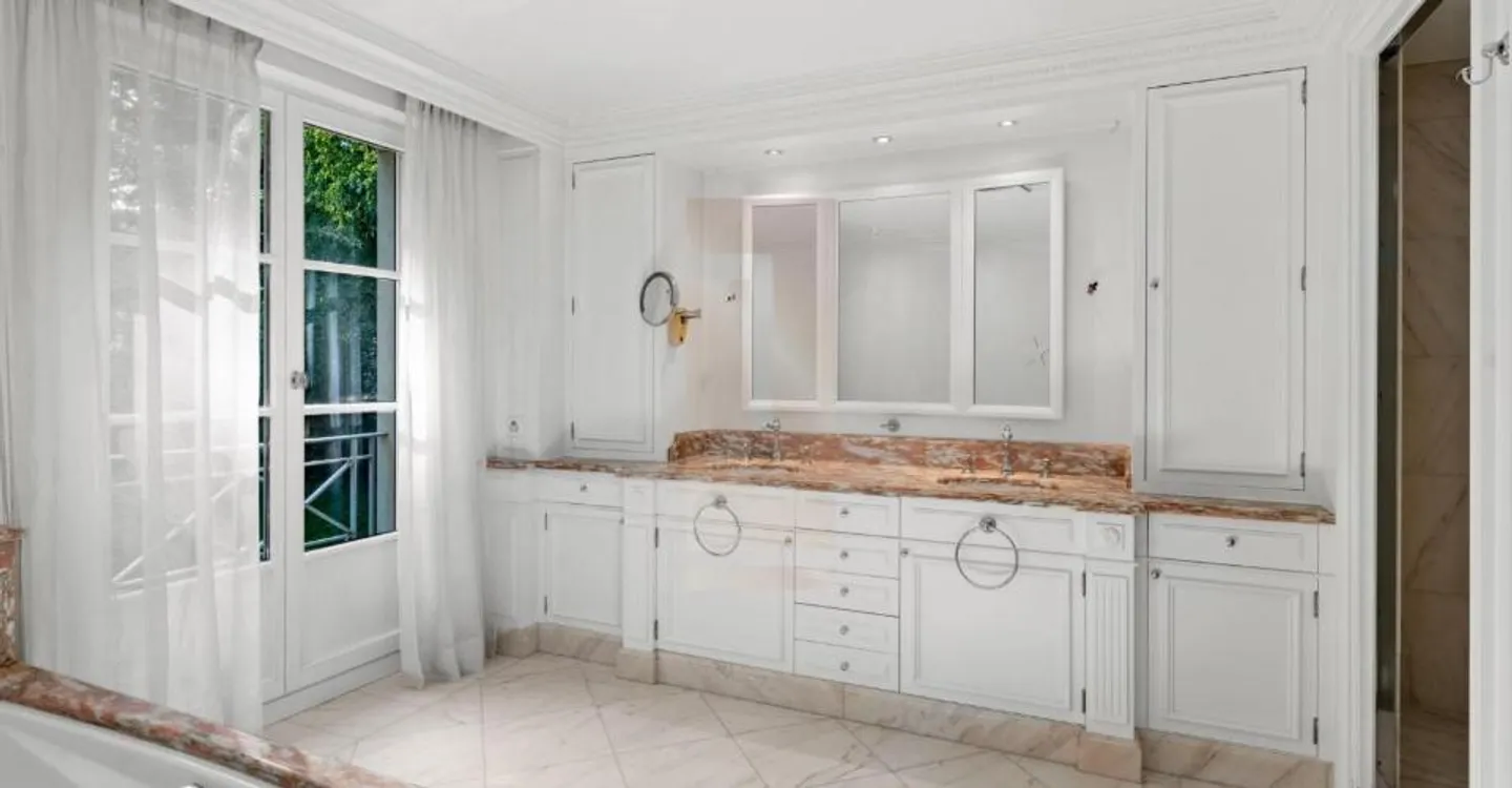 Superb Townhouse with garden - Photo 8 of 13