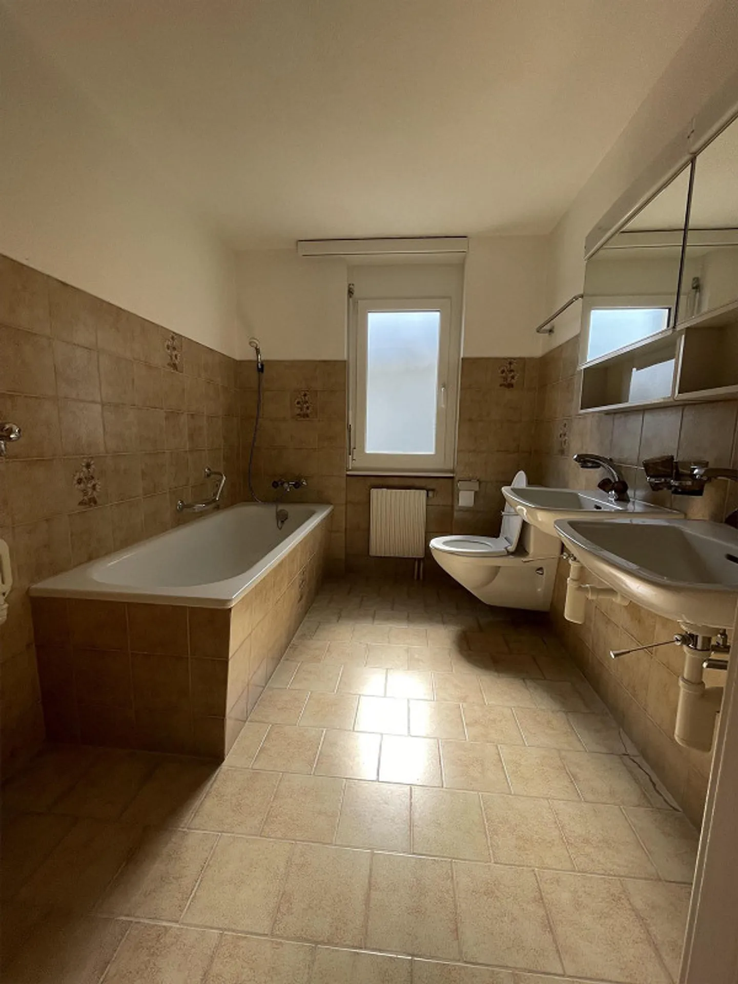 Spacious Family Apartment - Photo 6 of 12