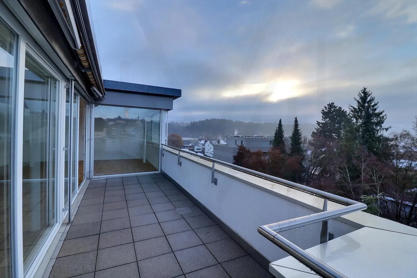 Magnificent 4.5-room penthouse apartment with renovated features and breathtaking views of the Moléson and the city of Bulle! - Photo 2 of 13