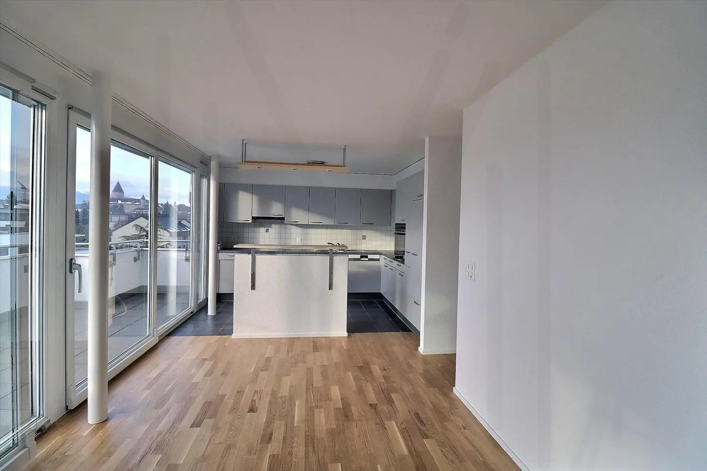 Magnificent 4.5-room penthouse apartment with renovated features and breathtaking views of the Moléson and the city of Bulle! - Photo 3 of 13